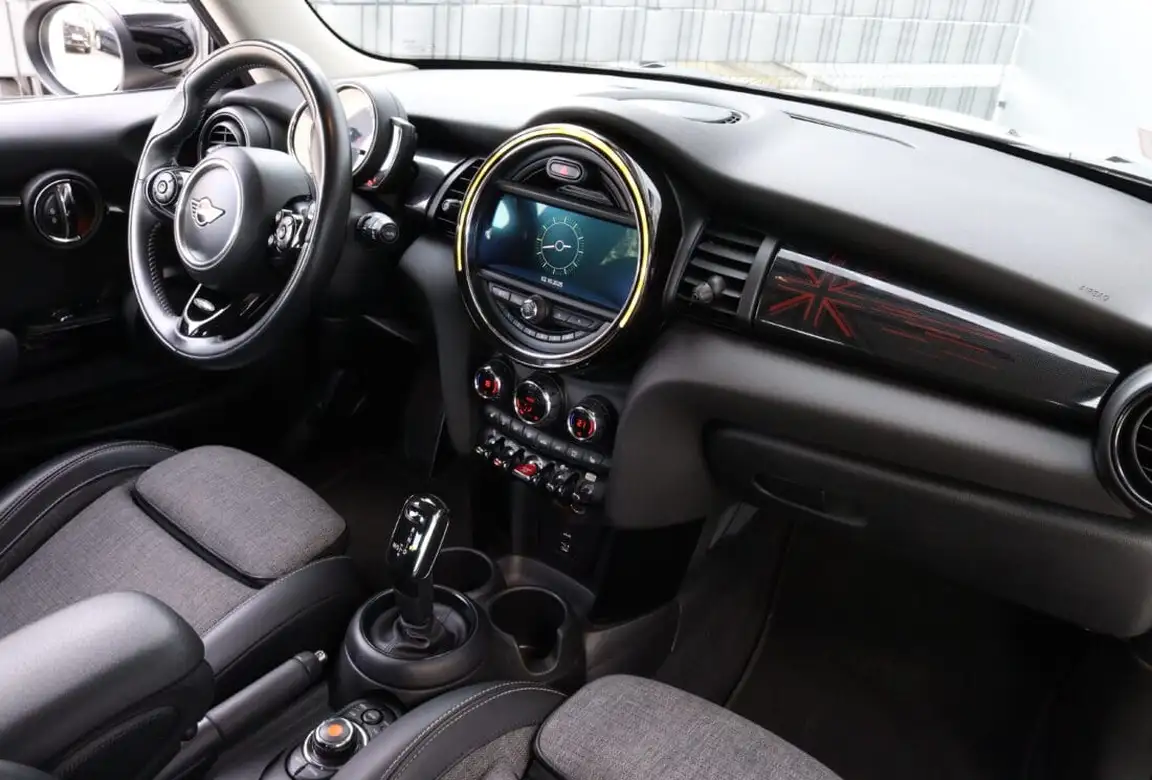 MINI HATCH