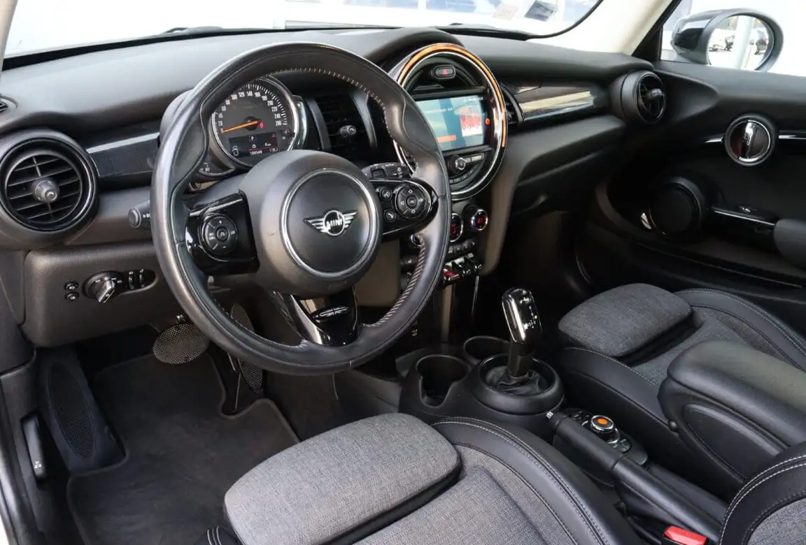 MINI HATCH
