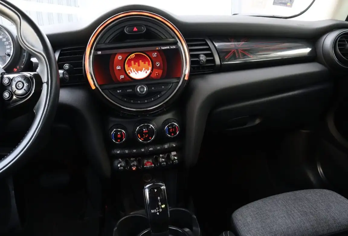 MINI HATCH