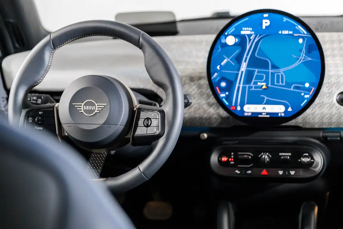 MINI HATCH