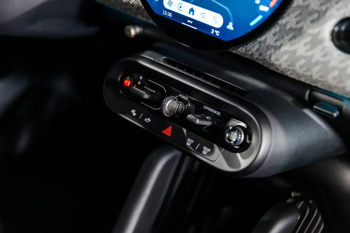 MINI HATCH