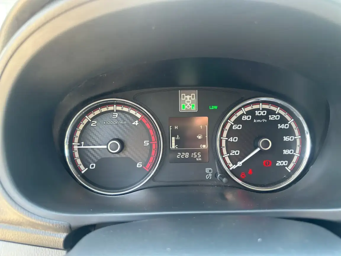 MITSUBISHI L200