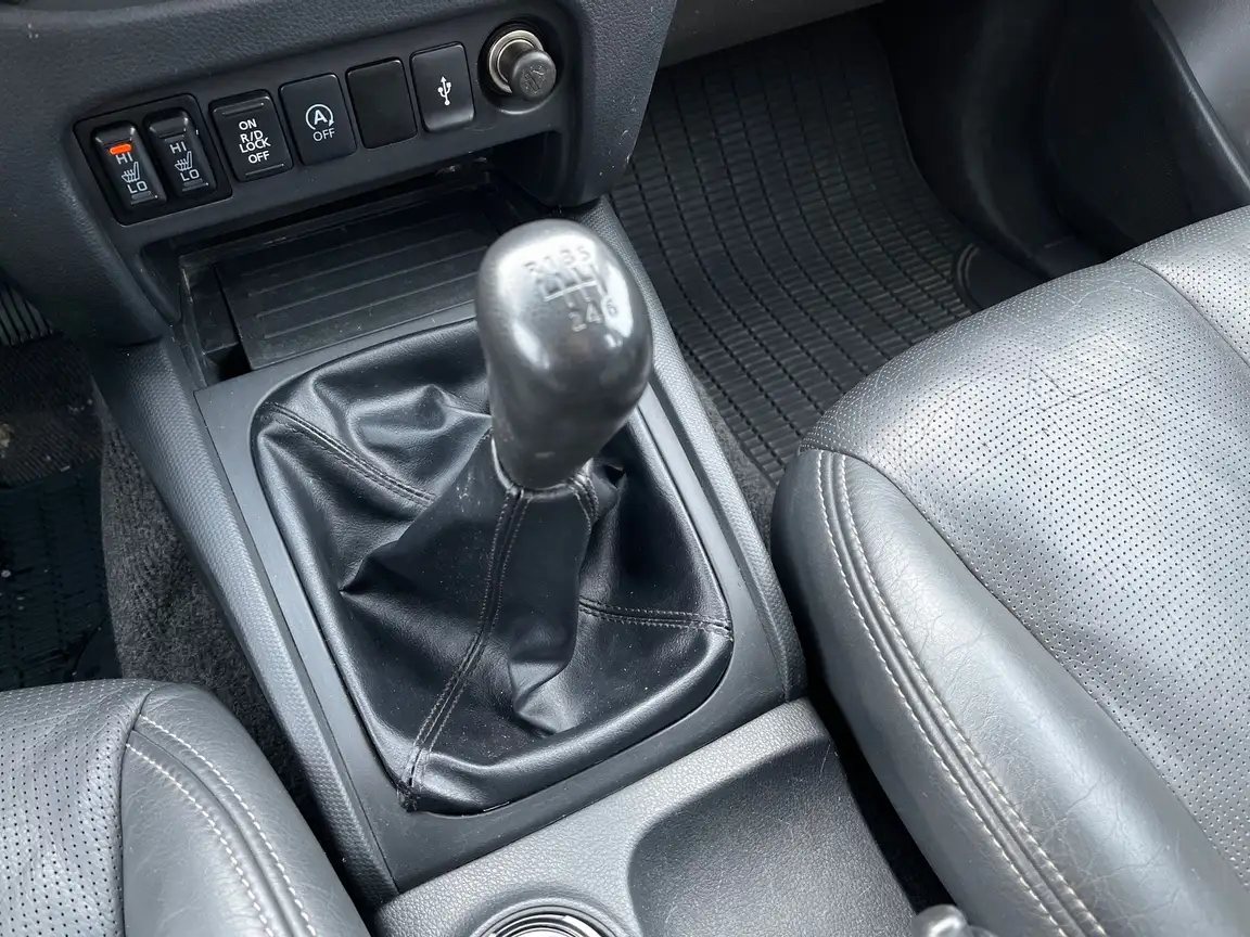 MITSUBISHI L200