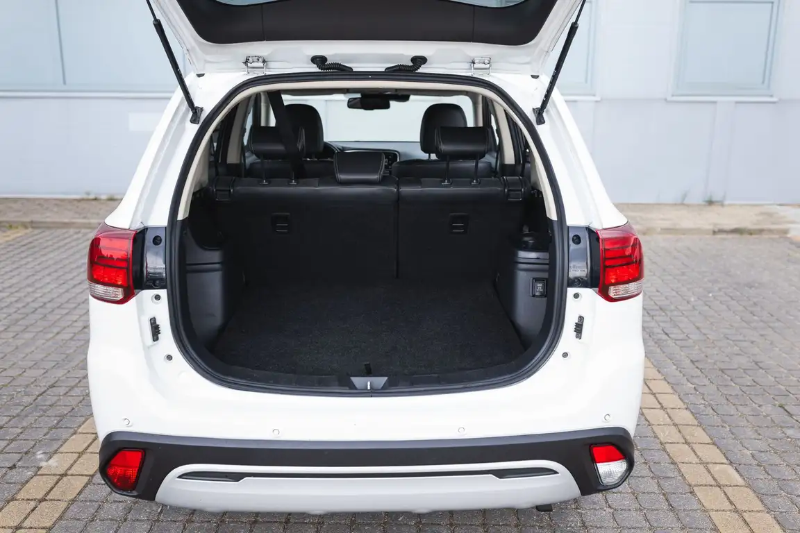 MITSUBISHI OUTLANDER