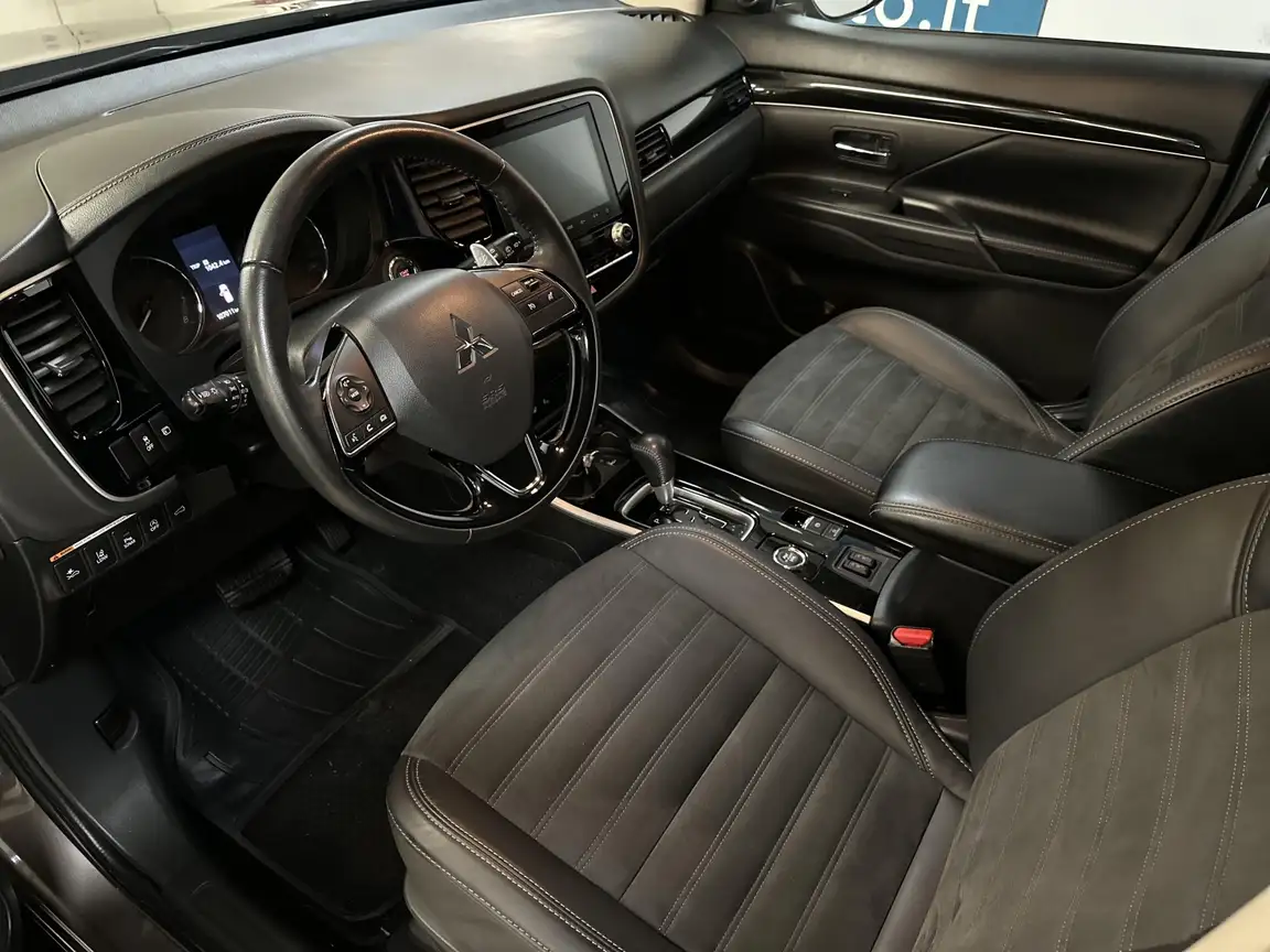 MITSUBISHI OUTLANDER