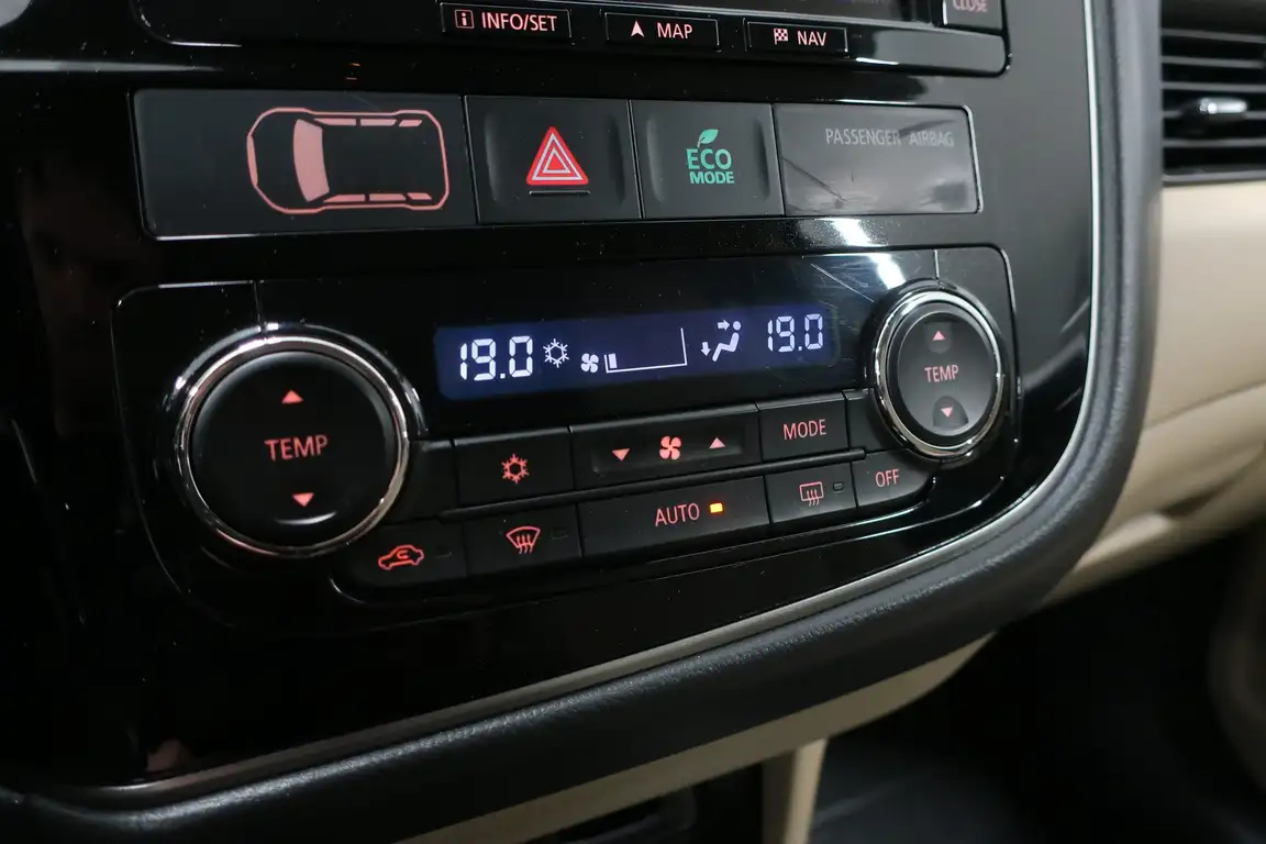 MITSUBISHI OUTLANDER