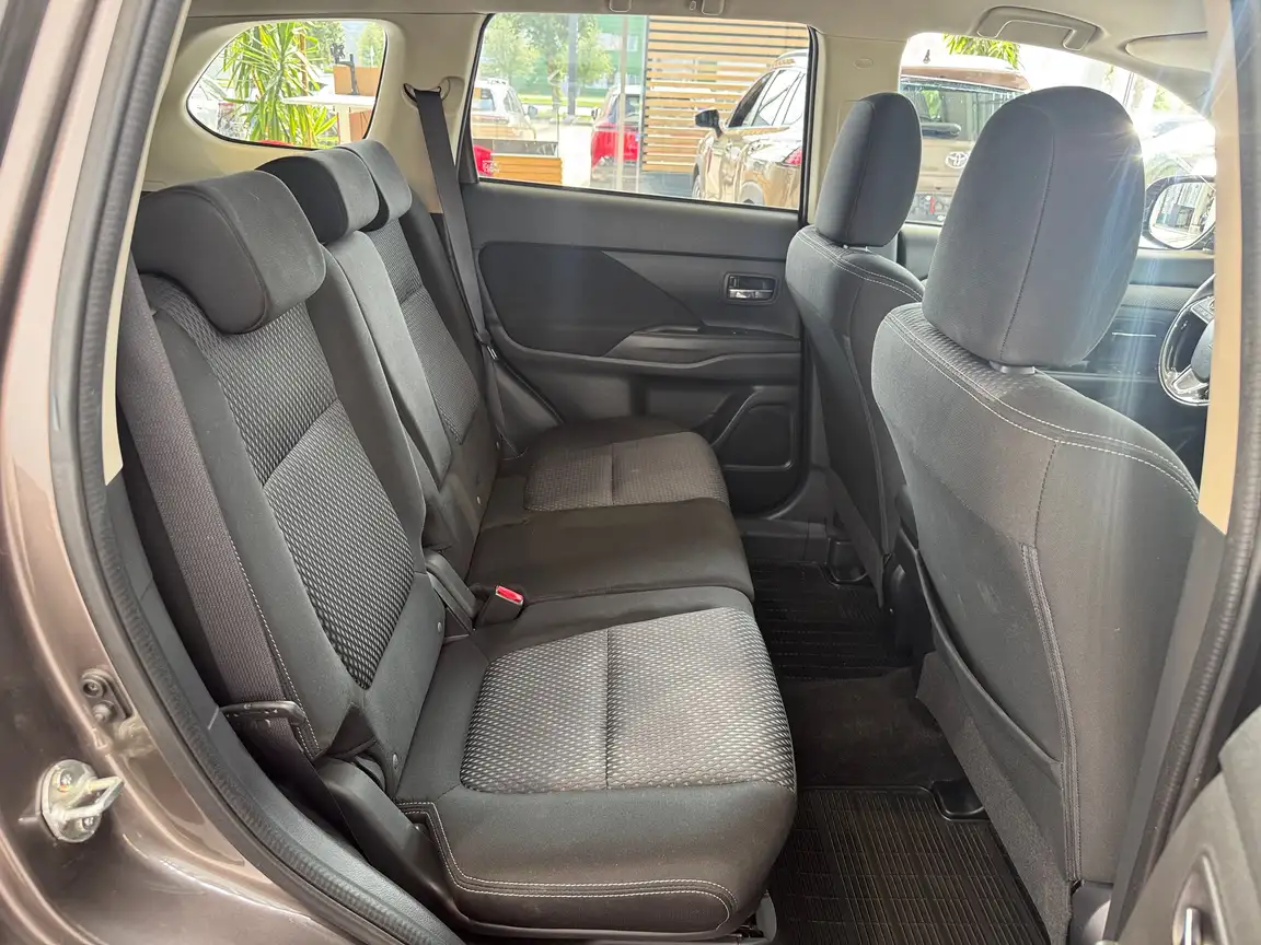 MITSUBISHI OUTLANDER