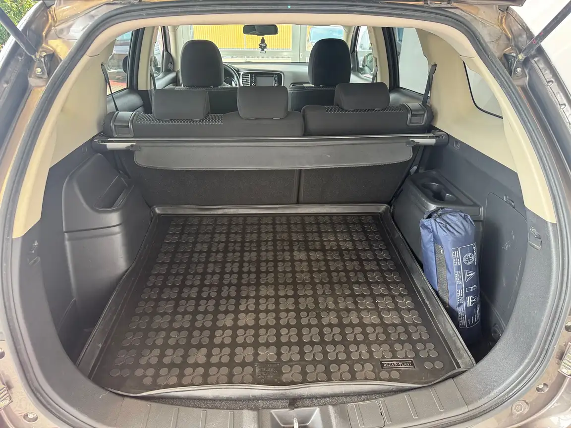 MITSUBISHI OUTLANDER