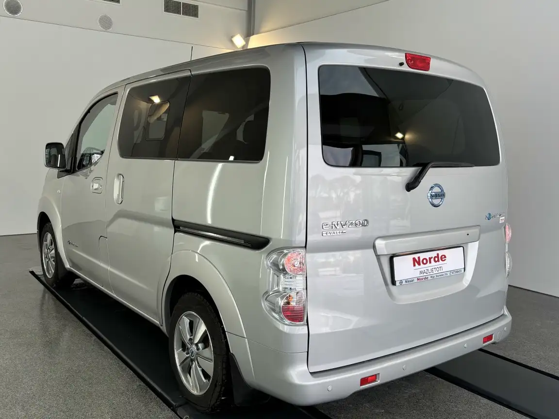 NISSAN NV