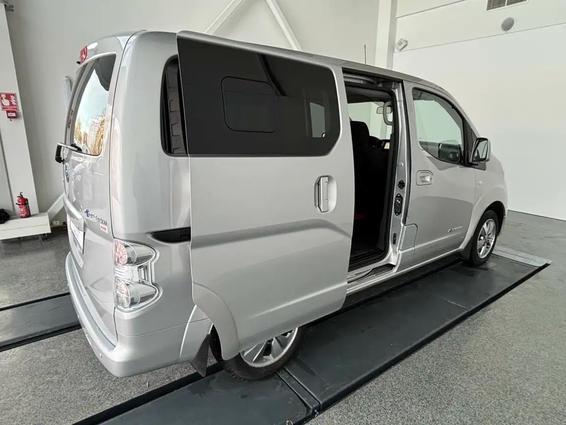 NISSAN NV