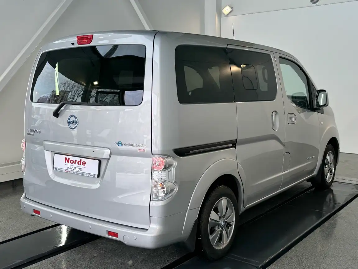 NISSAN NV