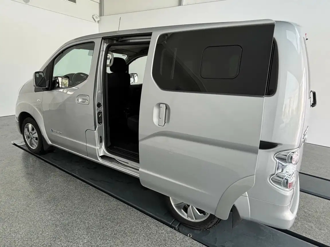 NISSAN NV