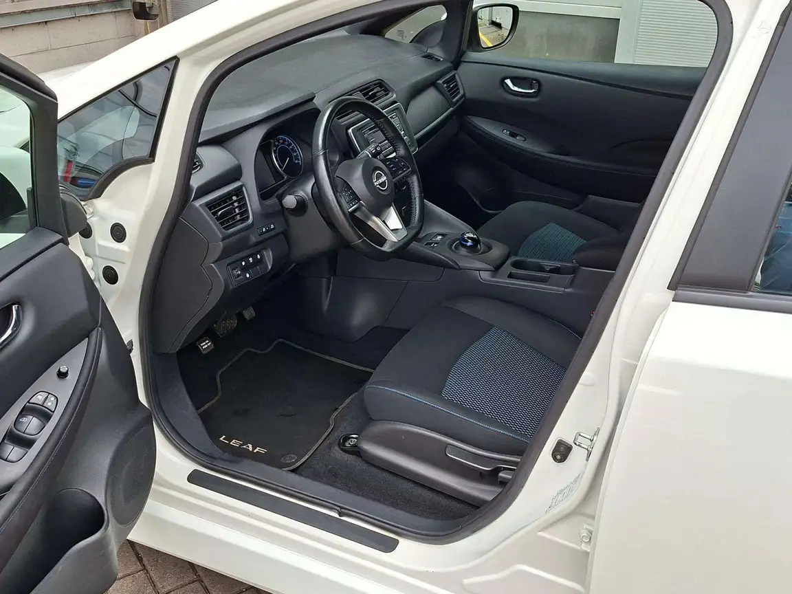 NISSAN LEAF