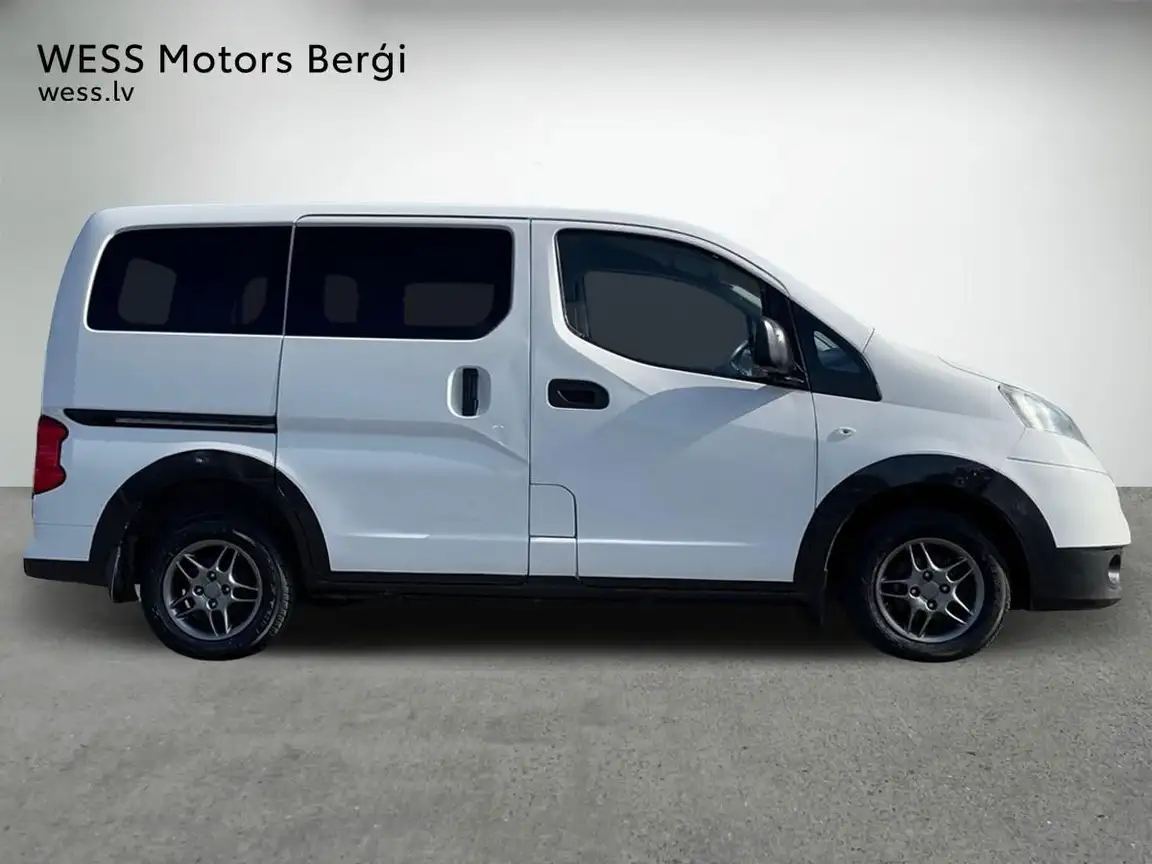 NISSAN NV200