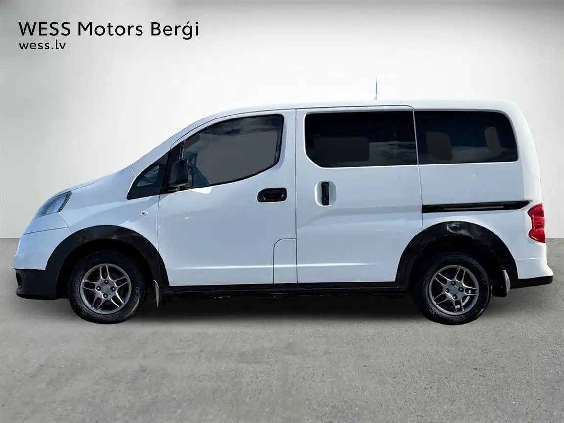 NISSAN NV200