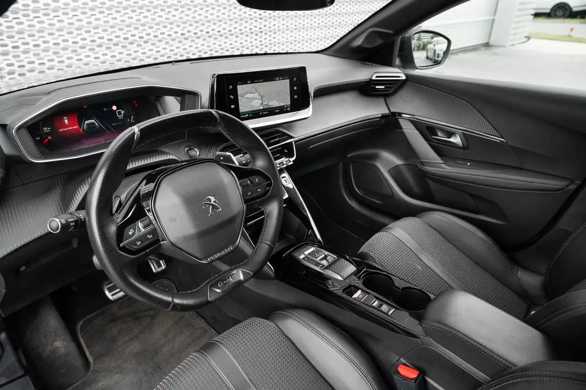 PEUGEOT 208