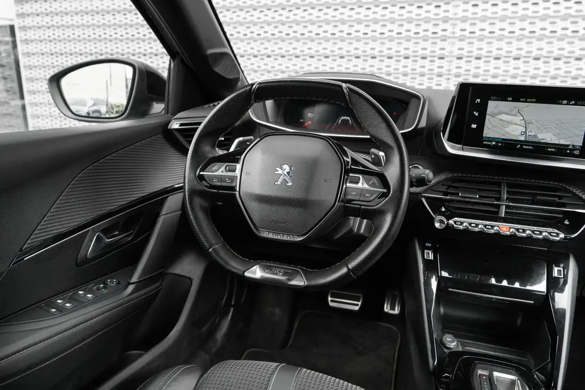 PEUGEOT 208