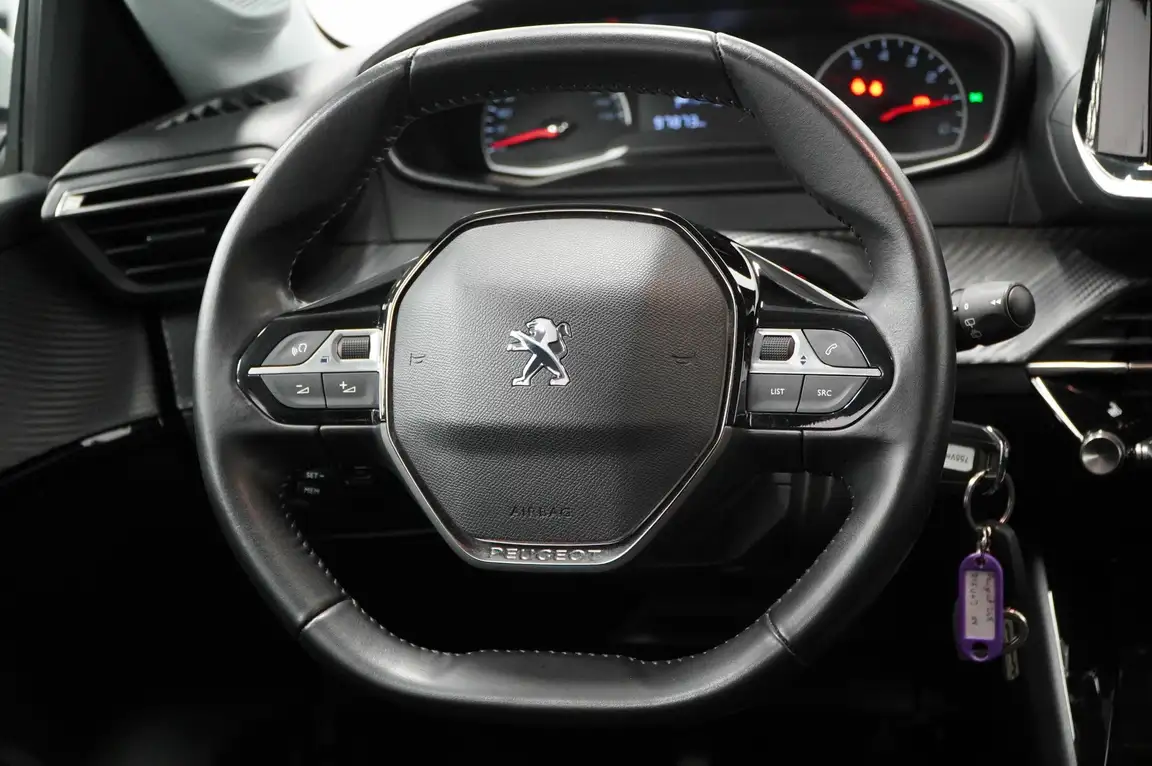 PEUGEOT 208
