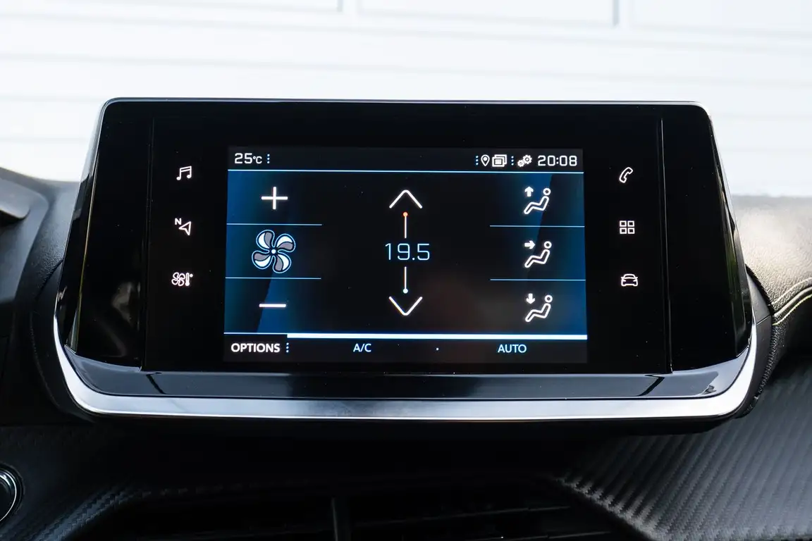 PEUGEOT 208