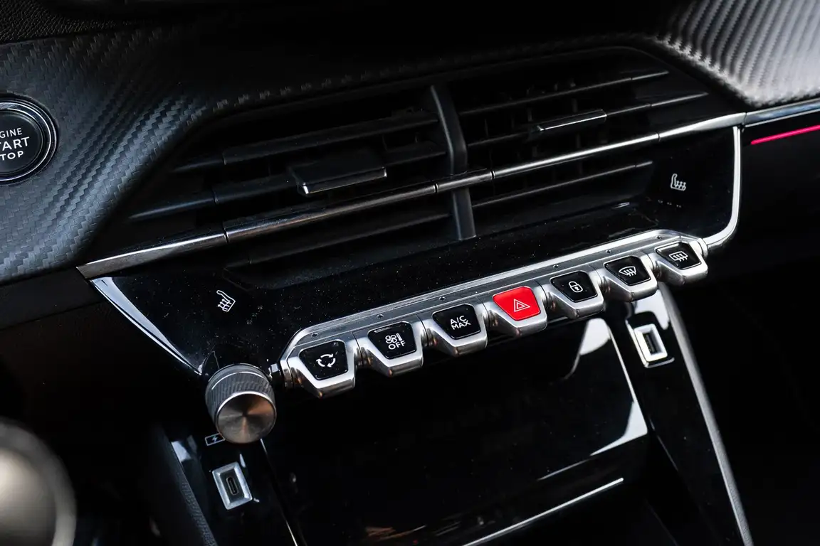 PEUGEOT 208