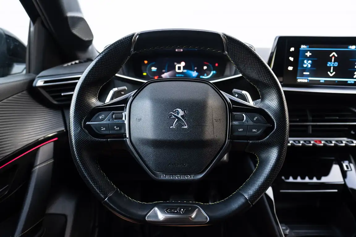 PEUGEOT 208