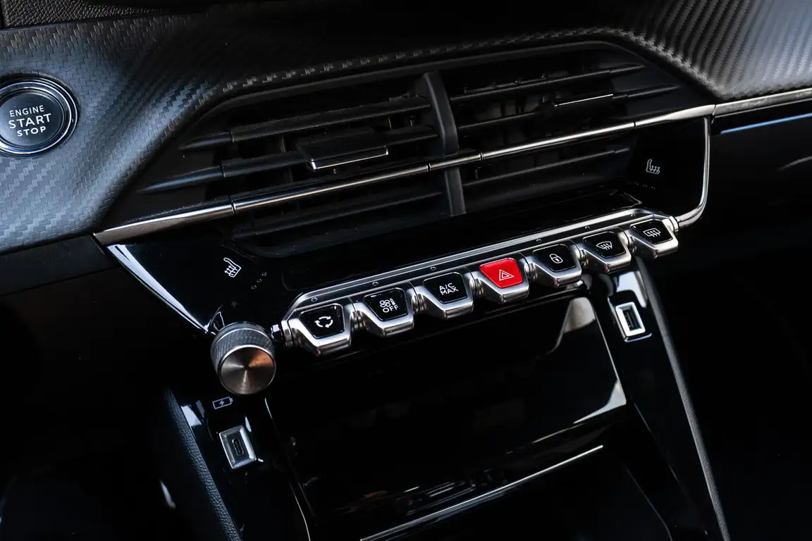 PEUGEOT 208
