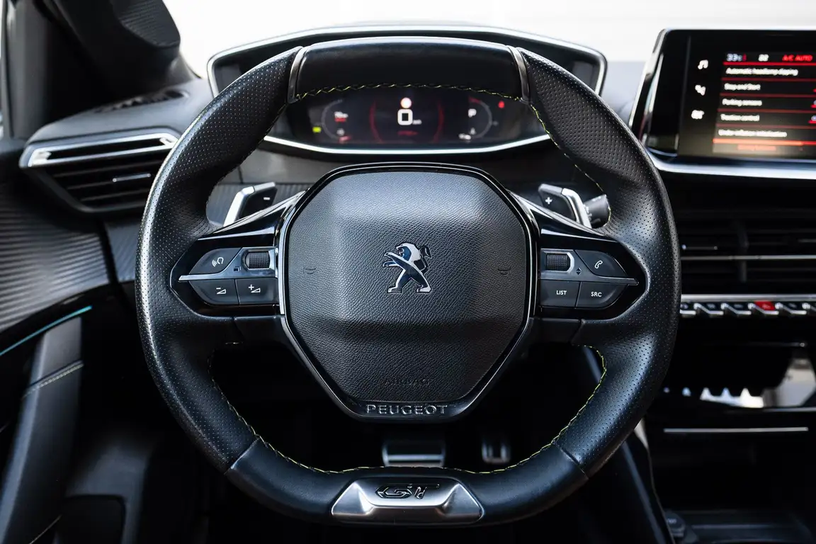 PEUGEOT 208