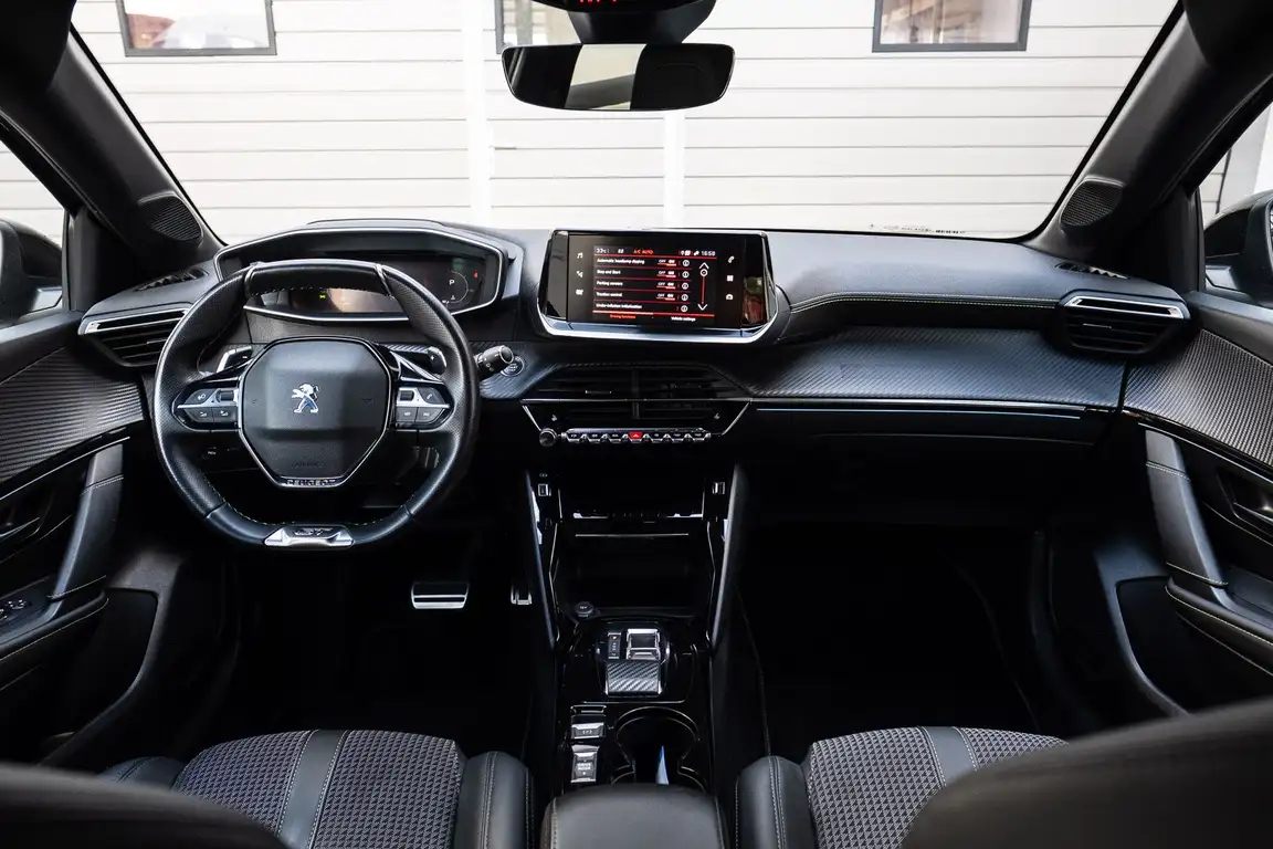 PEUGEOT 208