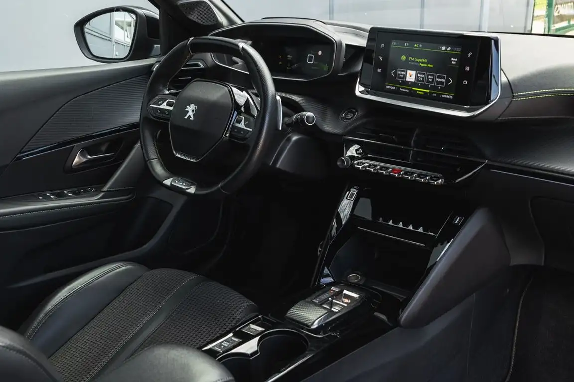 PEUGEOT 208