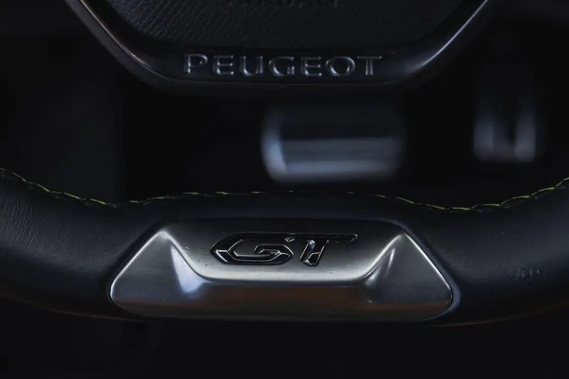 PEUGEOT 208