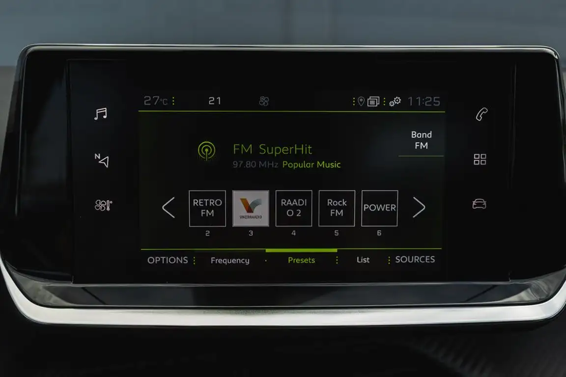 PEUGEOT 208