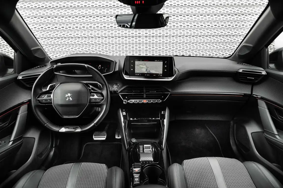 PEUGEOT 208