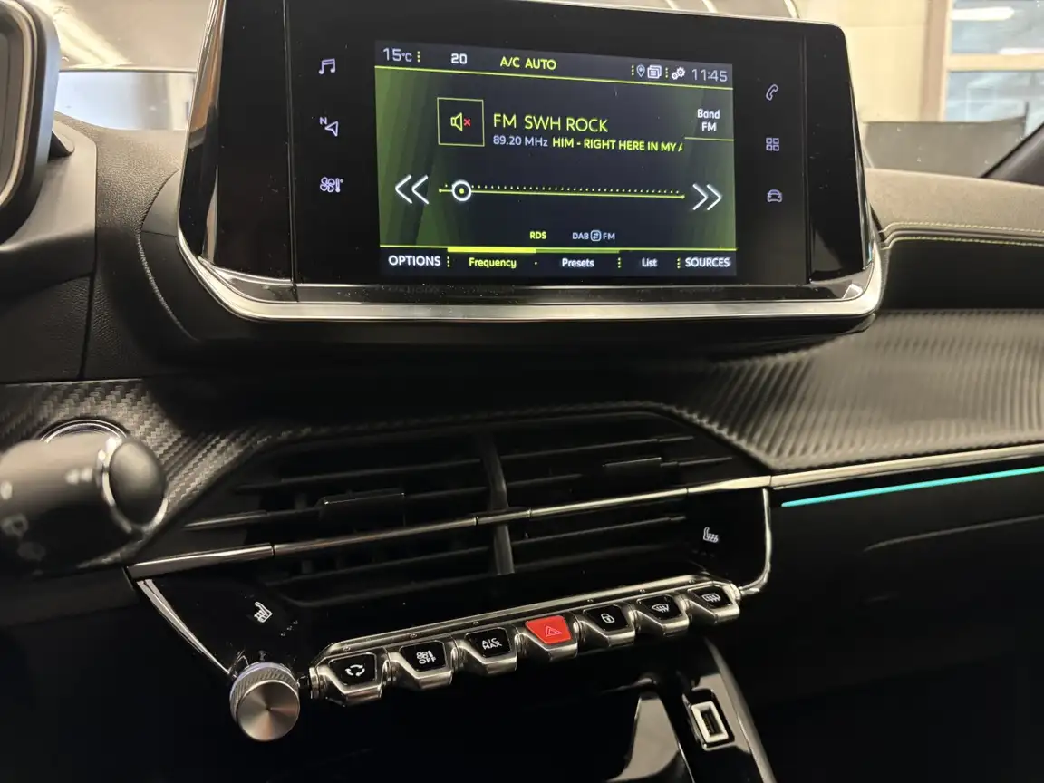 PEUGEOT 208