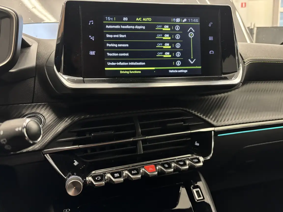 PEUGEOT 208