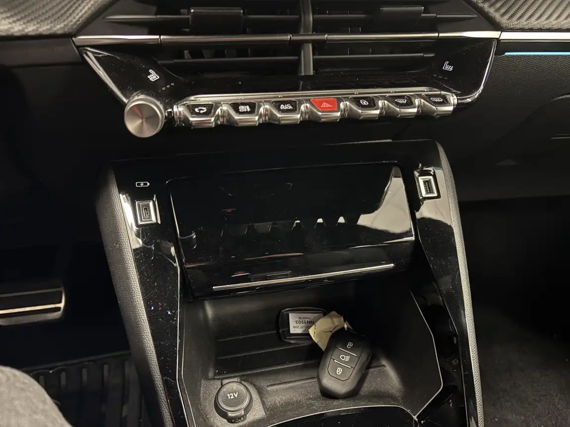 PEUGEOT 208
