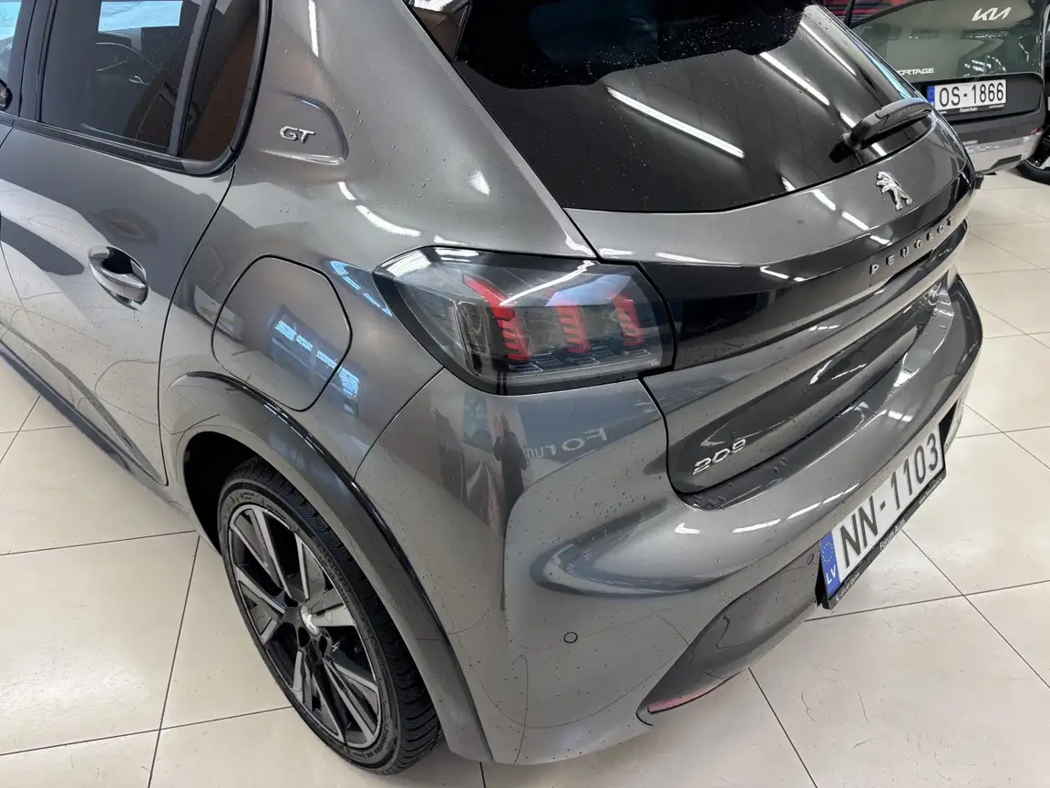 PEUGEOT 208