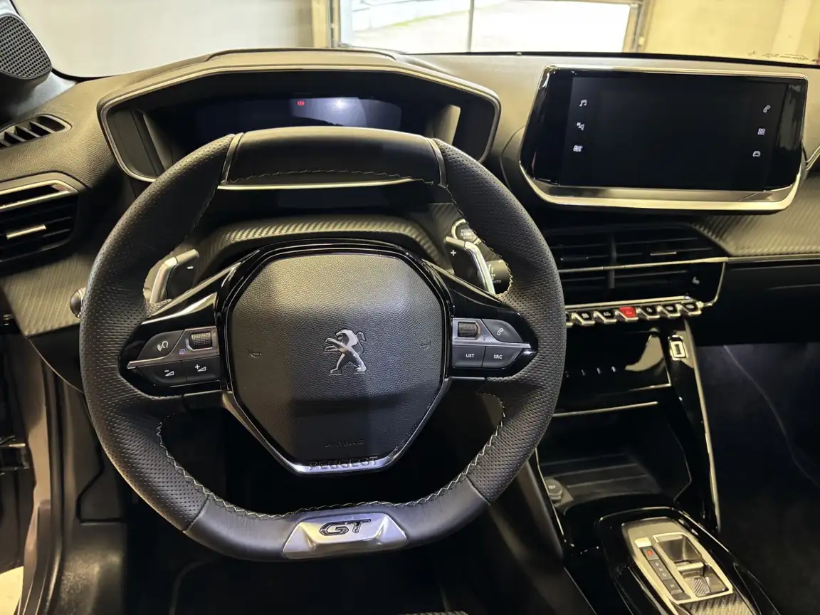PEUGEOT 208