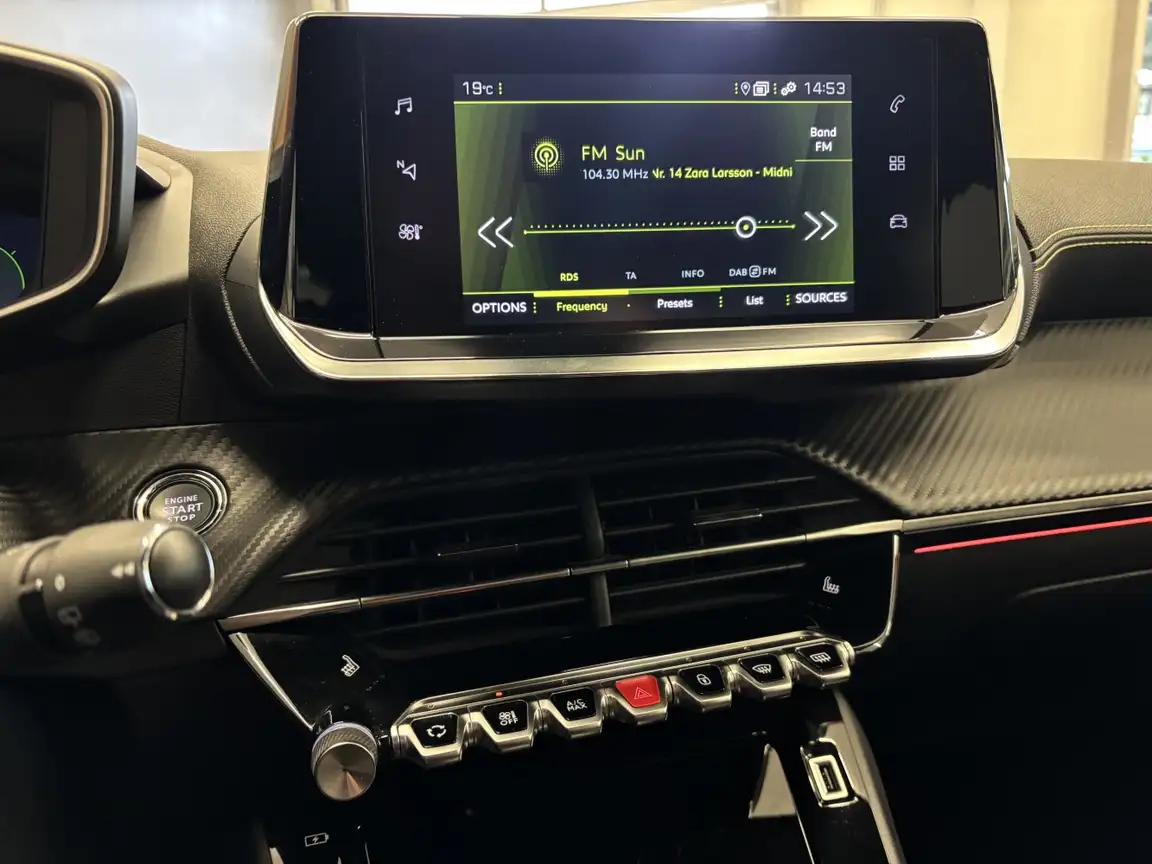PEUGEOT 208