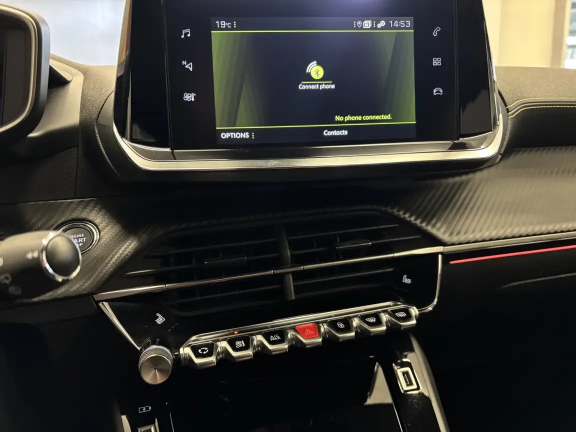 PEUGEOT 208