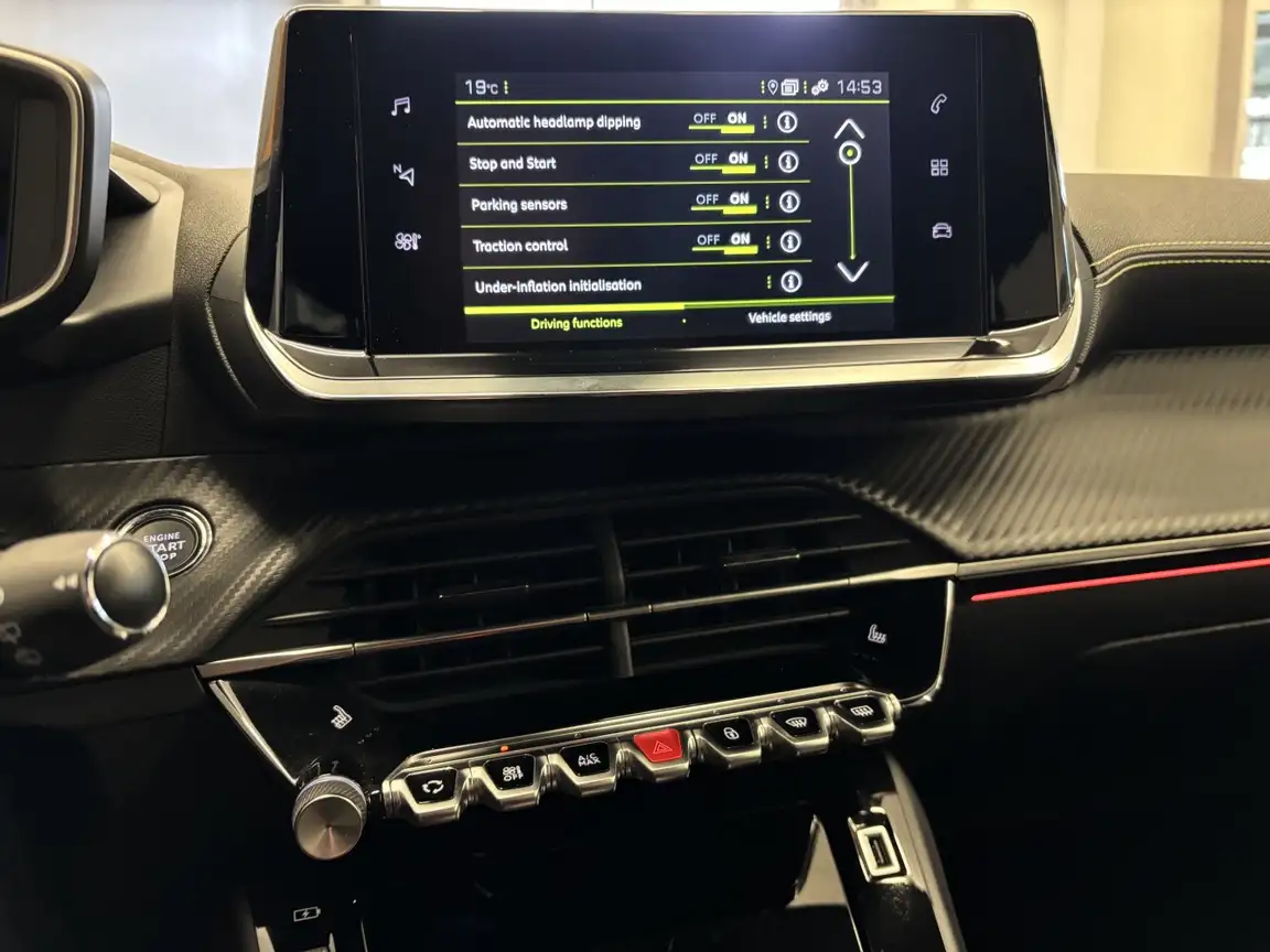 PEUGEOT 208