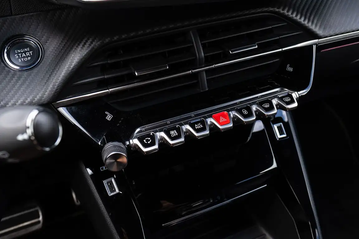 PEUGEOT 208