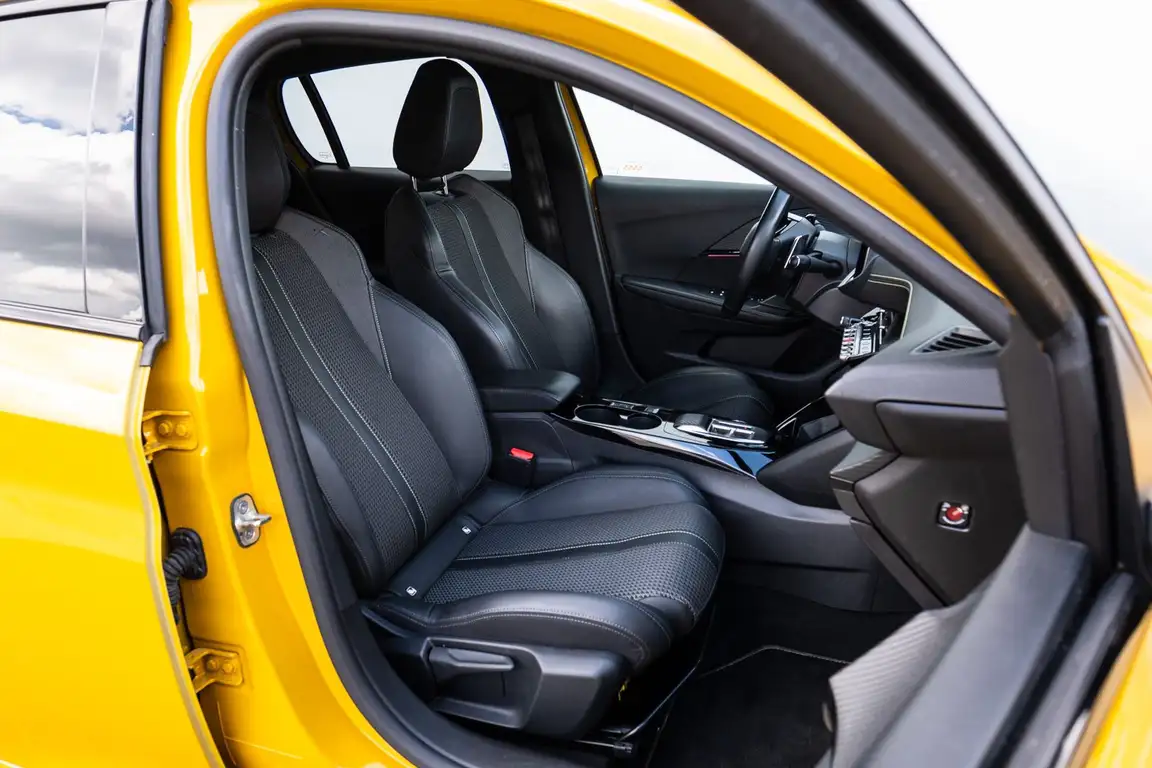 PEUGEOT 208