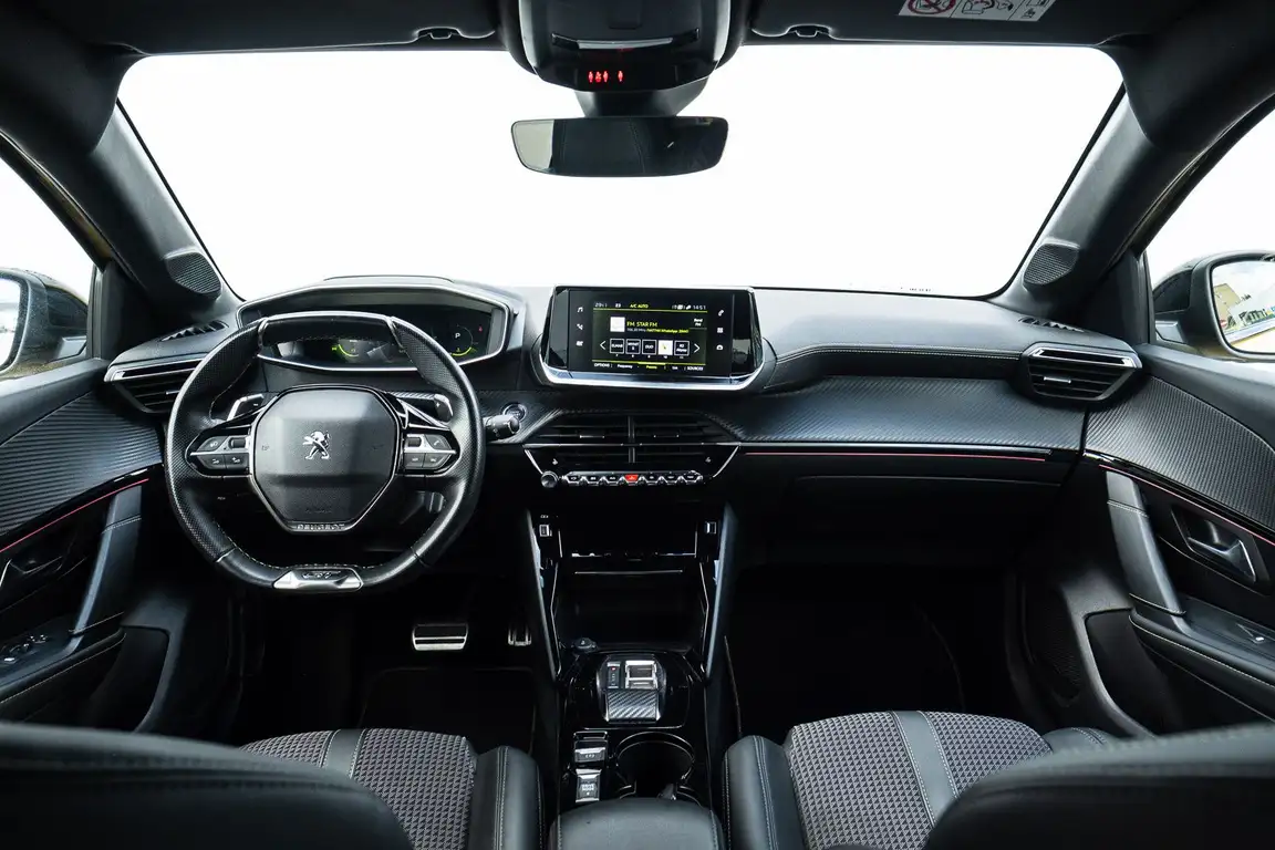 PEUGEOT 208