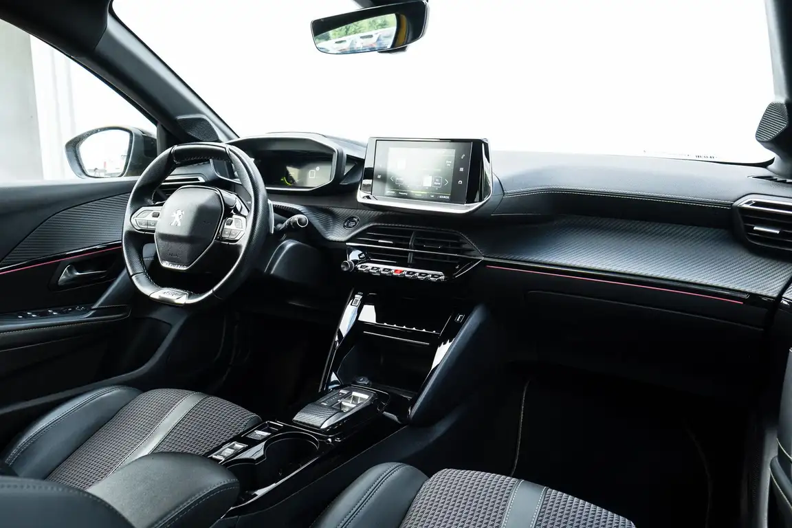 PEUGEOT 208