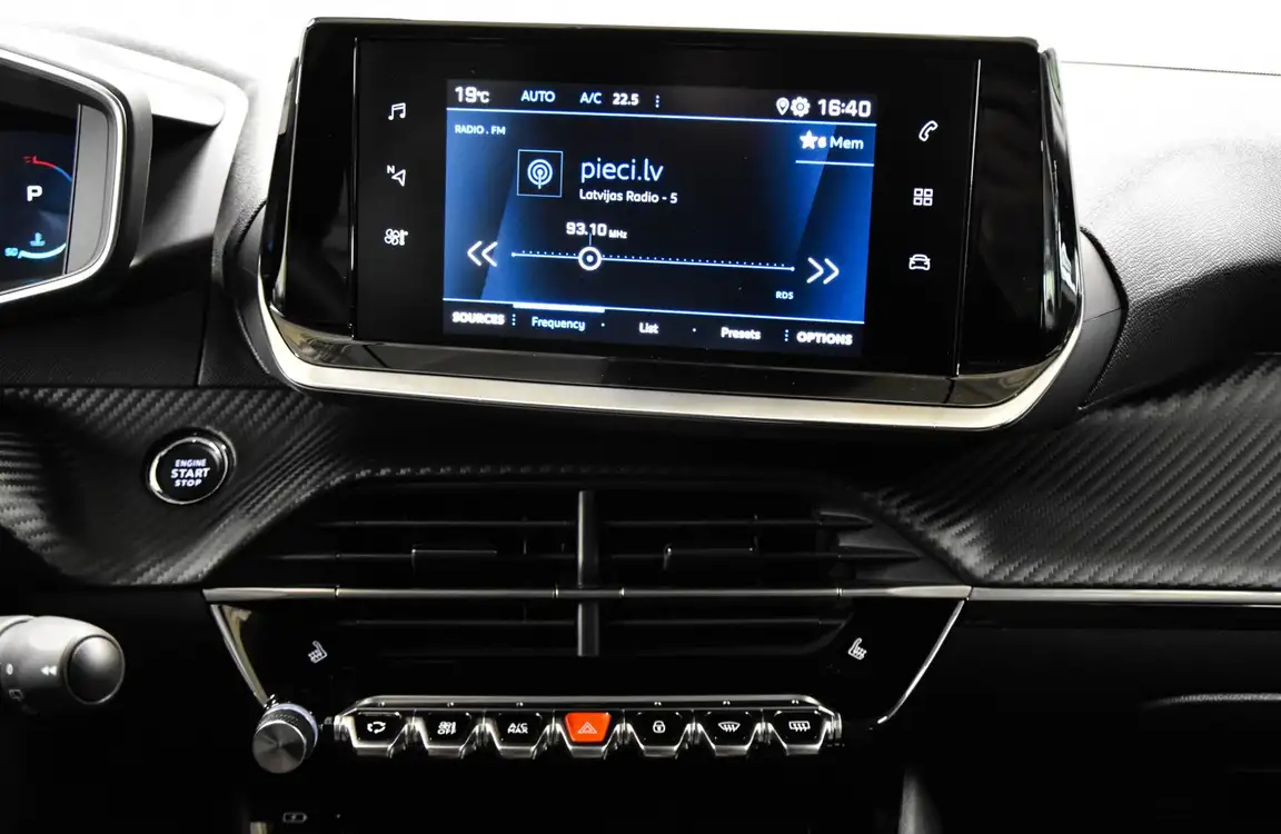 PEUGEOT 208