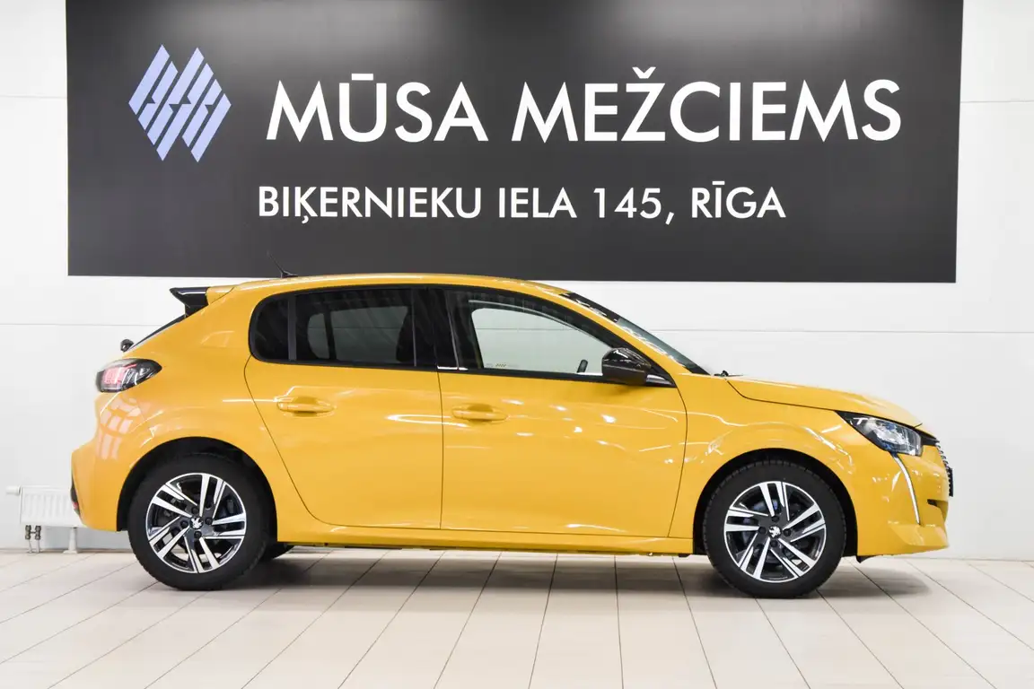 PEUGEOT 208