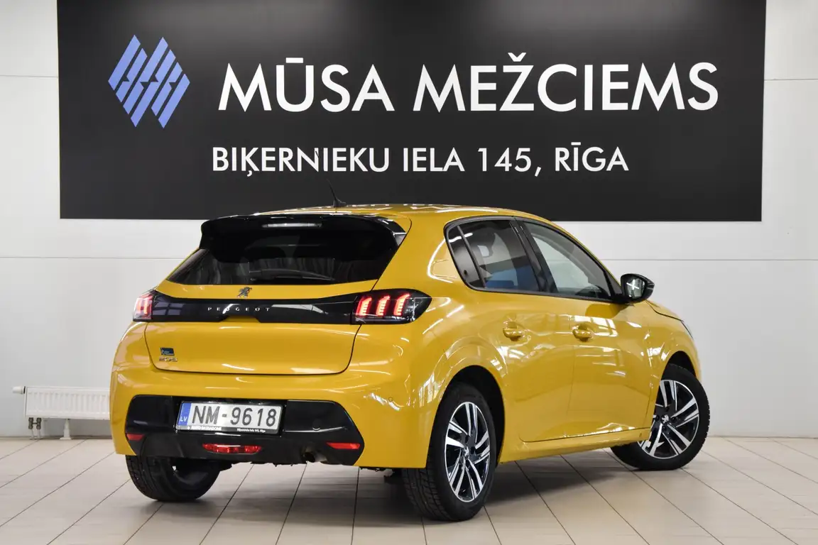 PEUGEOT 208