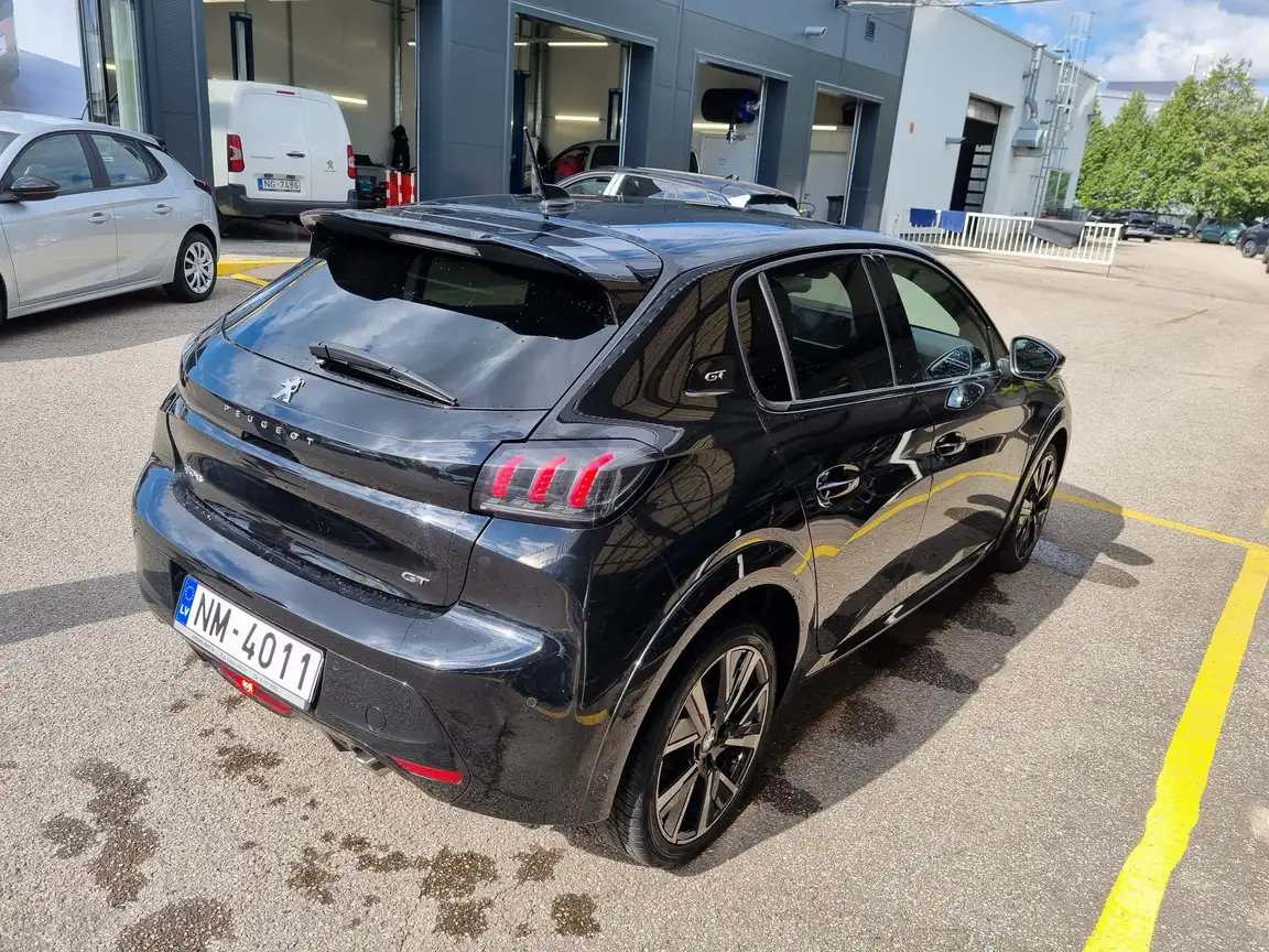 PEUGEOT 208