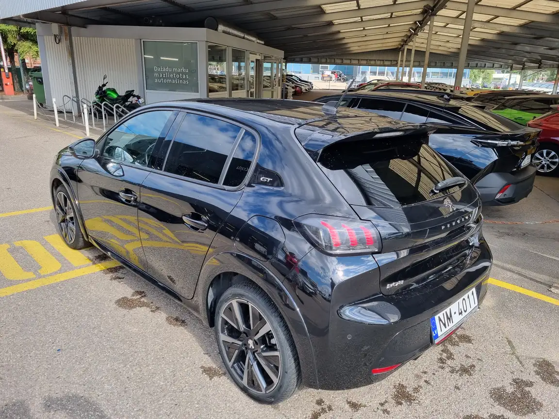 PEUGEOT 208