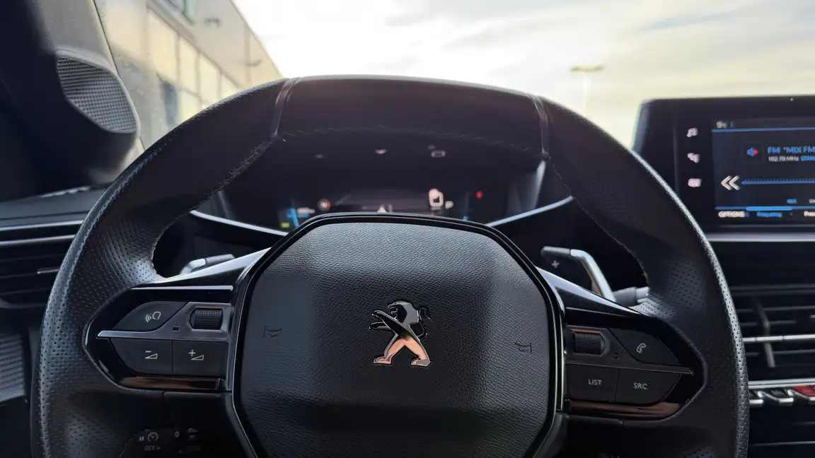 PEUGEOT 208